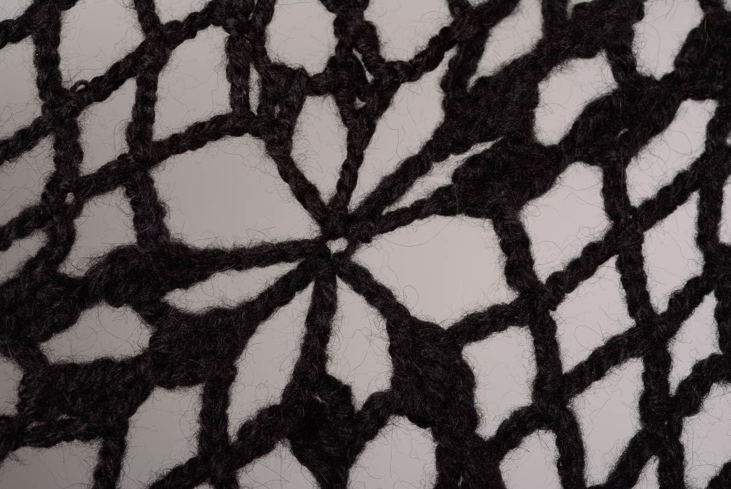 Вязаная накидка шерстяная шаль вручную вязаная спицами черная с желтыми цветами фото 4