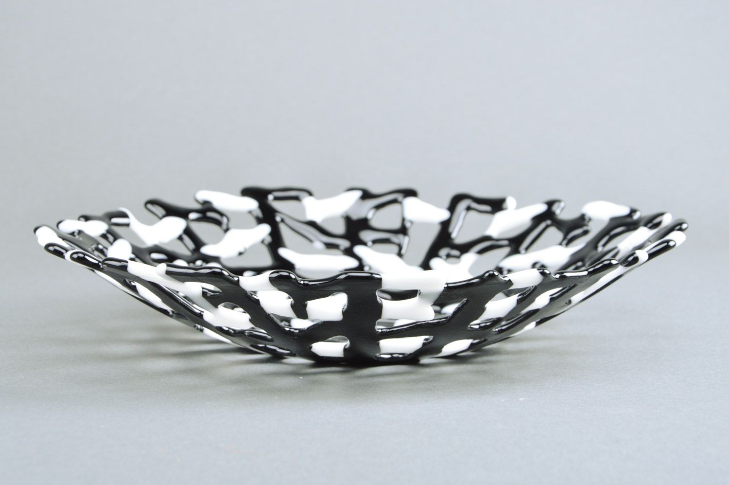 Стеклянная тарелка в технике фьюзинг ручной работы черная с белым для печенья фото 5