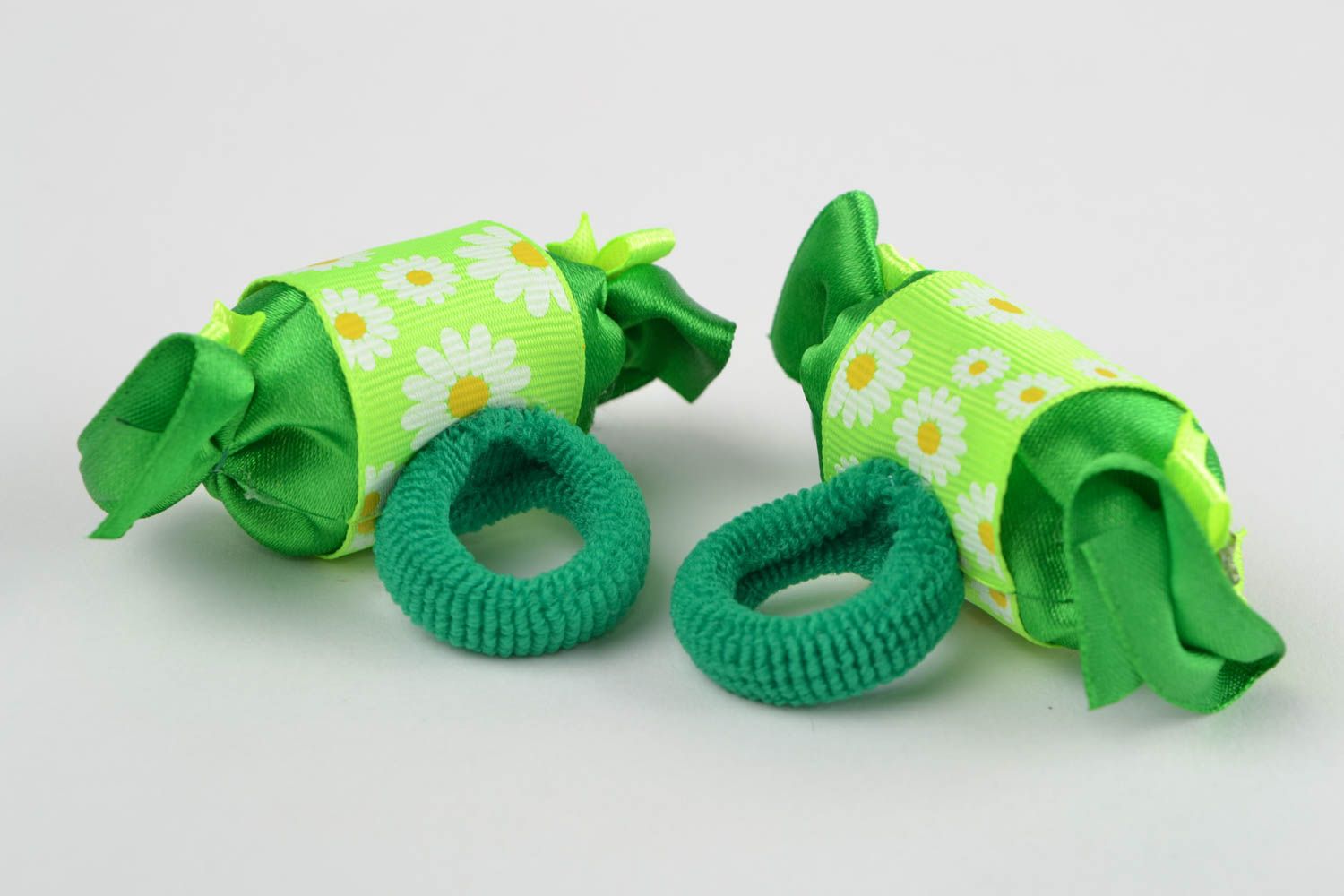 Зеленые детские резинки для волос из лент ручной работы комплект 2 штуки фото 4