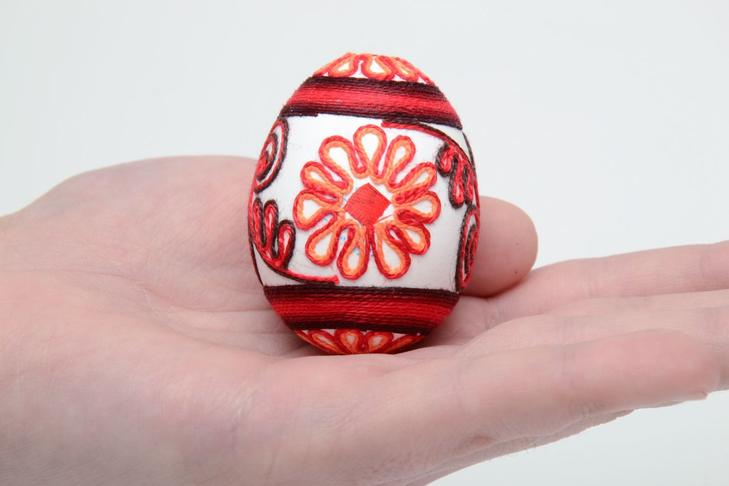 Huevo de Pascua decorativo con hilos foto 5