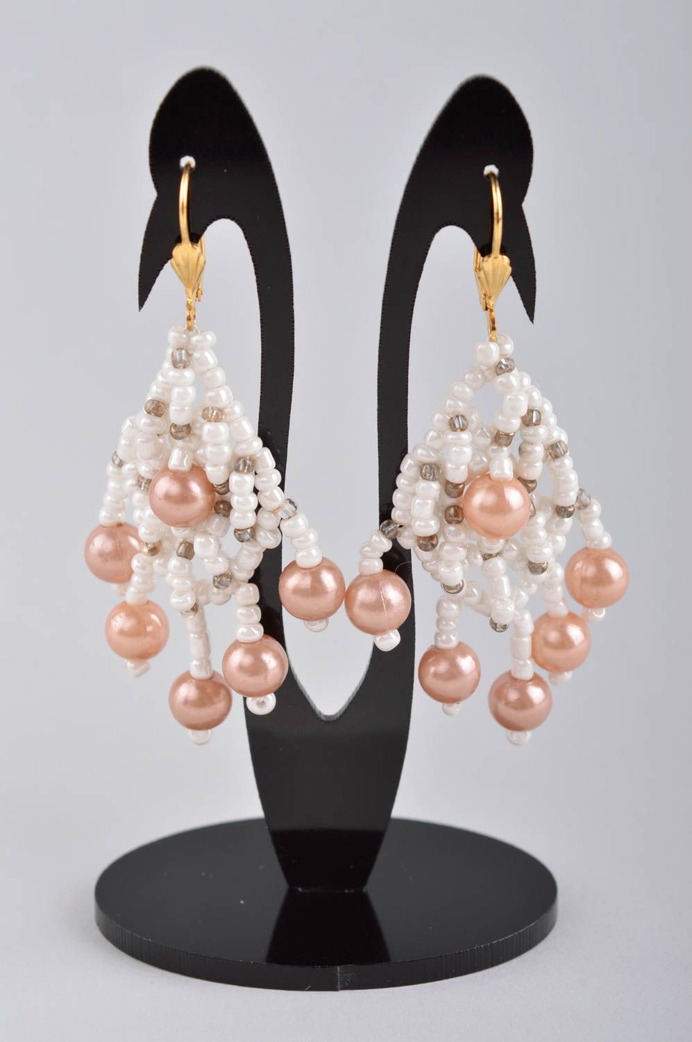 Orecchini di perline fatti a mano accessorio originale bello da donna bianchi foto 2