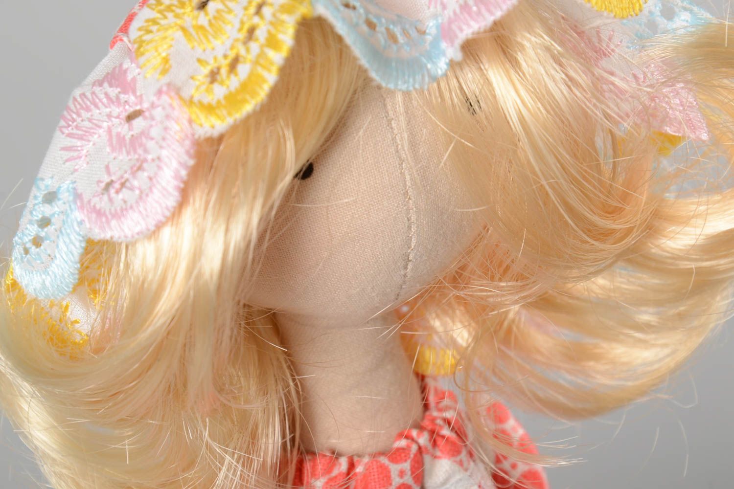 Авторская кукла игрушка ручной работы тряпичная кукла девочка в алом платье фото 3