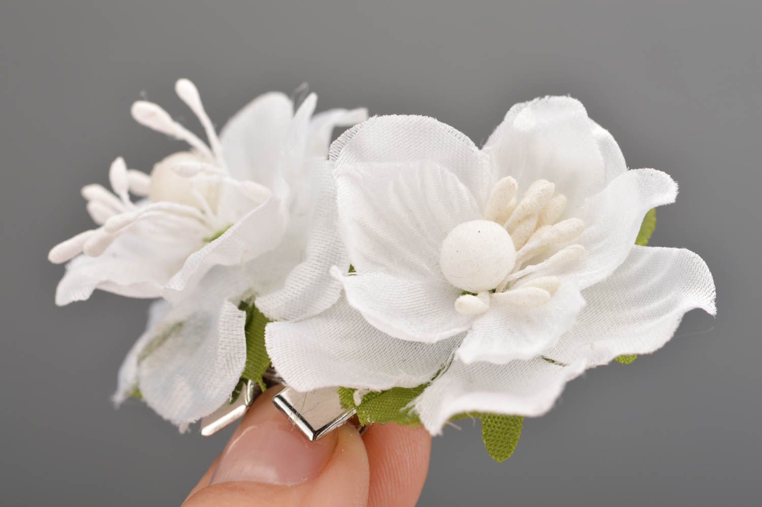 Set of 2 handmade white artificial flower hair clips for children photo 3
