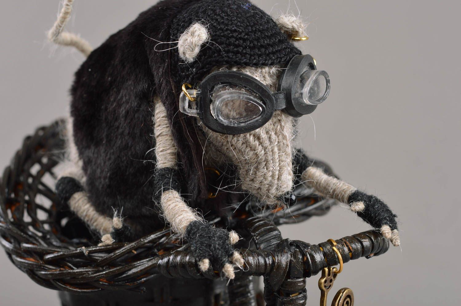 Jouet souris tricoté en laine sur moto en osier fait main décoratif original photo 2