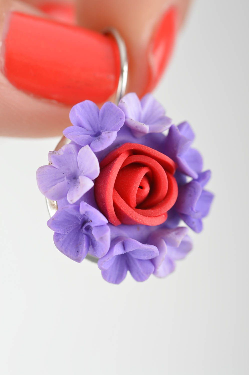 Violette feine handgemachte Ohrringe aus Polymerton mit Anhängern schöne Blumen foto 3