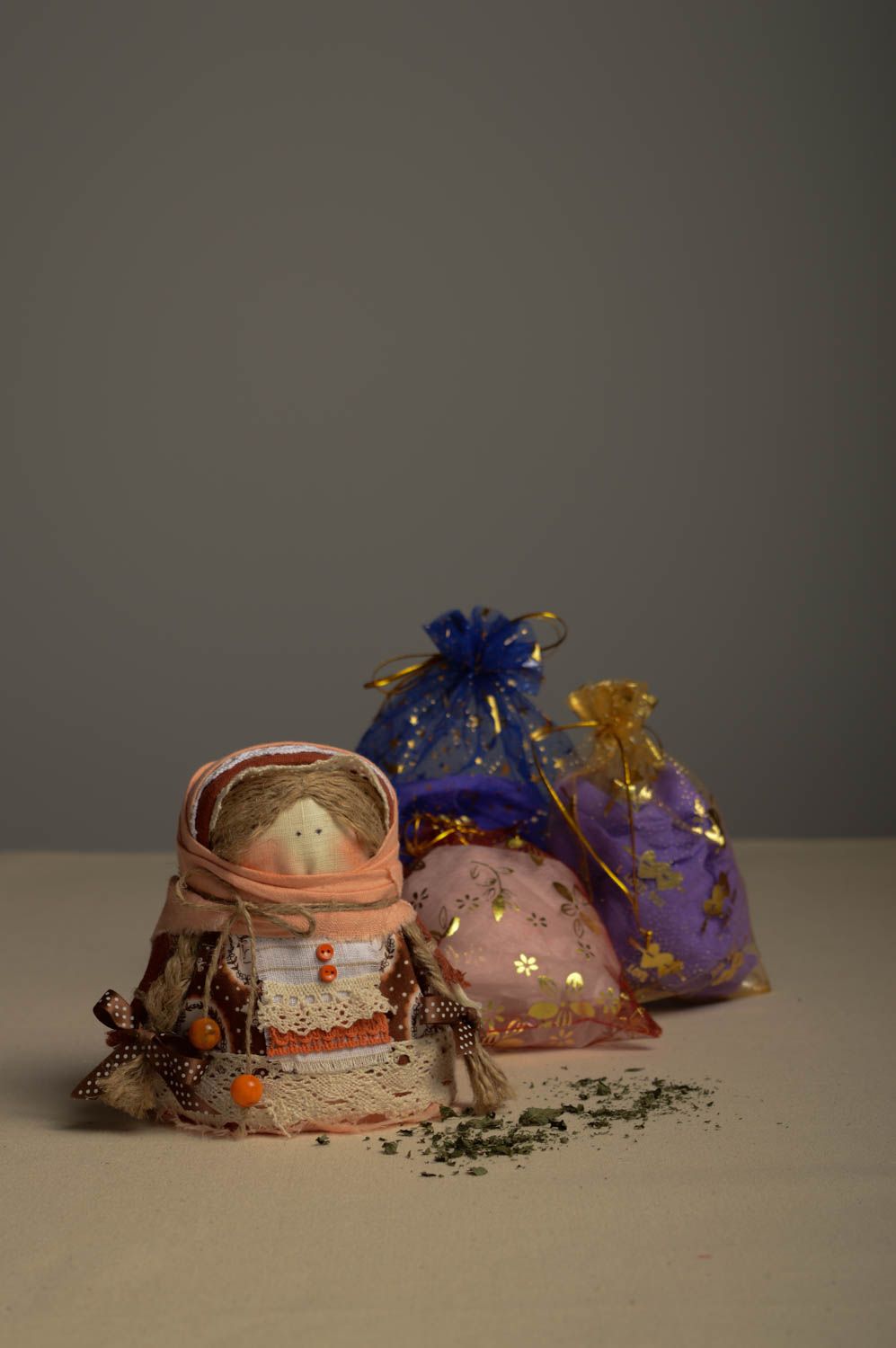 Muñeca hecha a mano de trapo con granos decoración de casa amuleto de protección foto 1