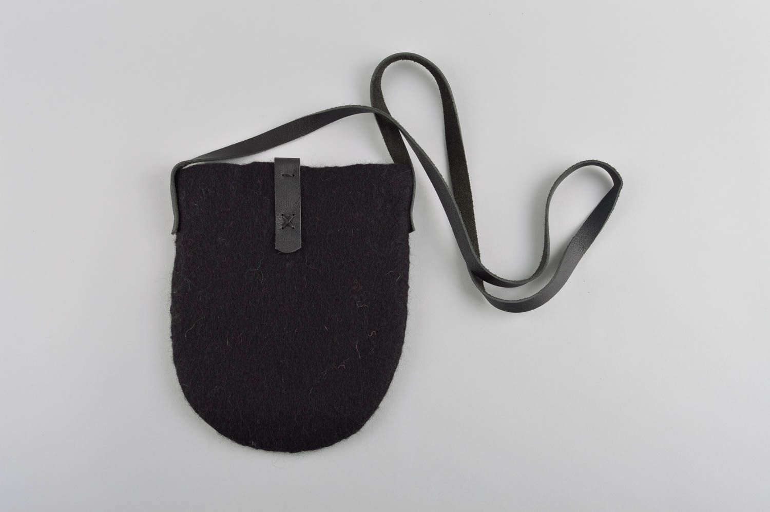 Сумка ручной работы женская сумка черного цвета на ремешке сумка из шерсти фото 3