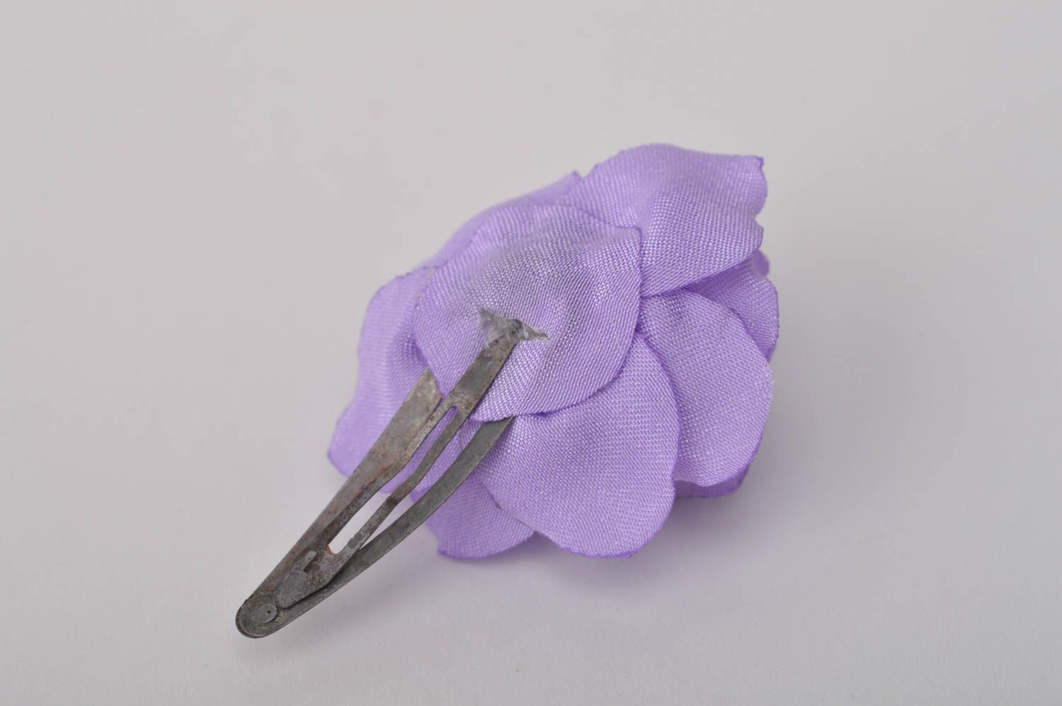 Заколка цветок украшение ручной работы аксессуар для волос сиреневая маленькая фото 10