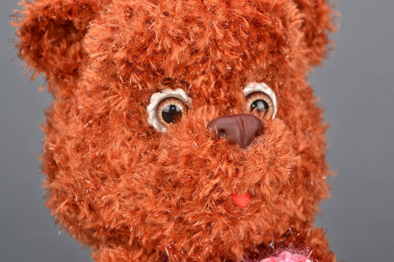Peluche tricotée au crochet Ours brun avec coeur photo 3