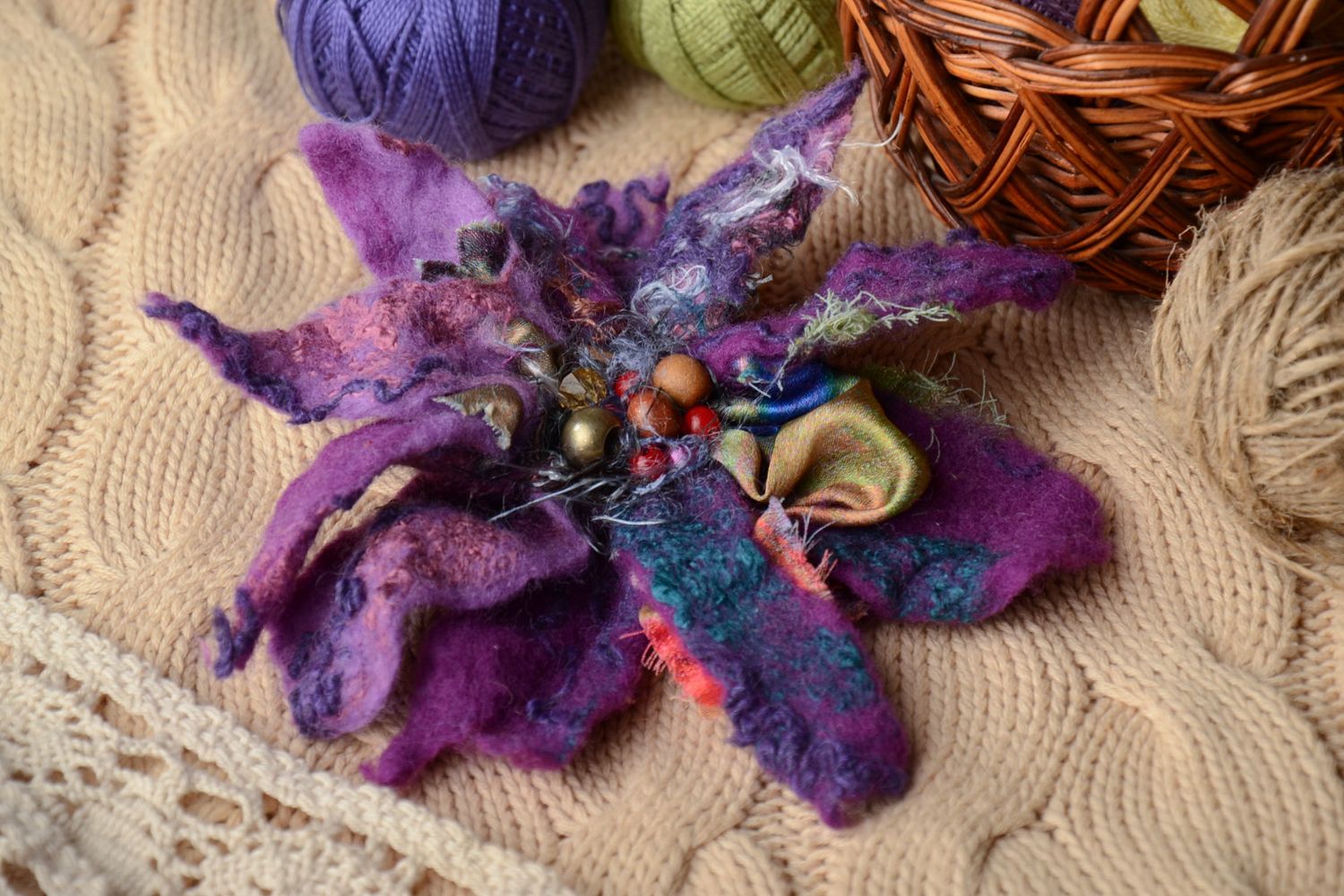 Broche en laine technique de feutrage Fleur violette photo 1