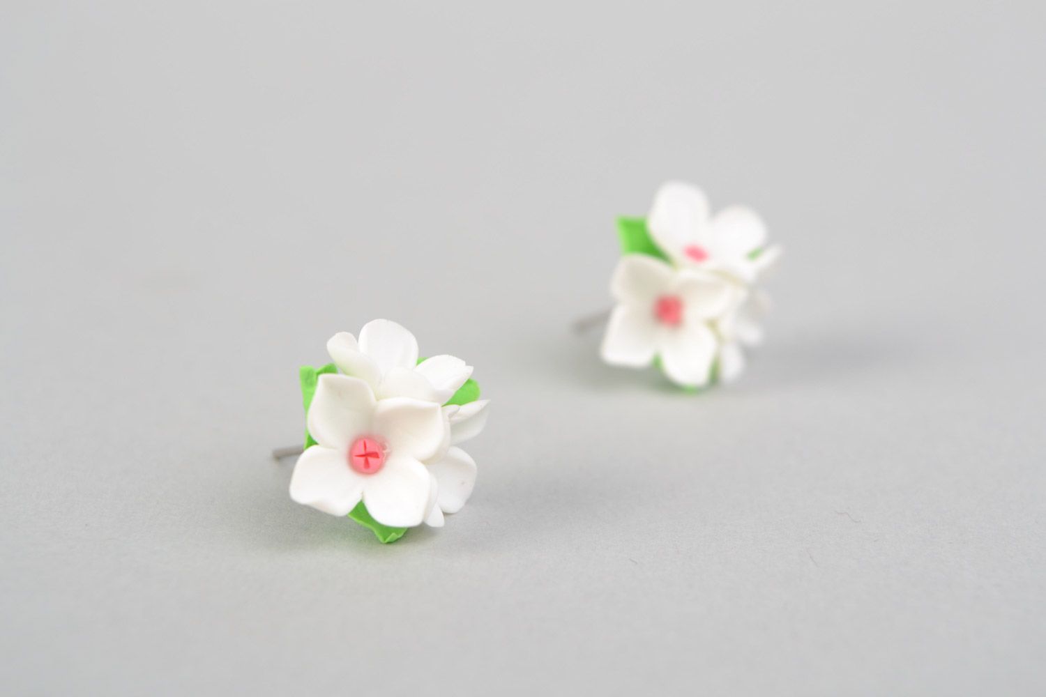 Small tender stud earrings with white flowers hand made of polymer clay photo 5