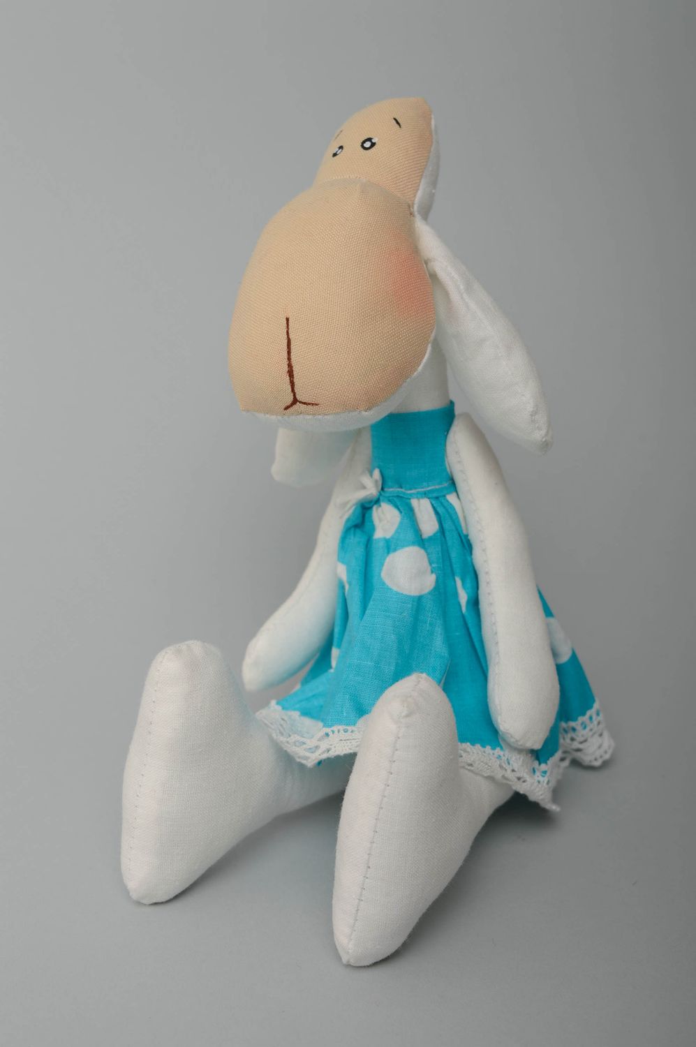 Текстильная игрушка овечка в голубом сарафане фото 1