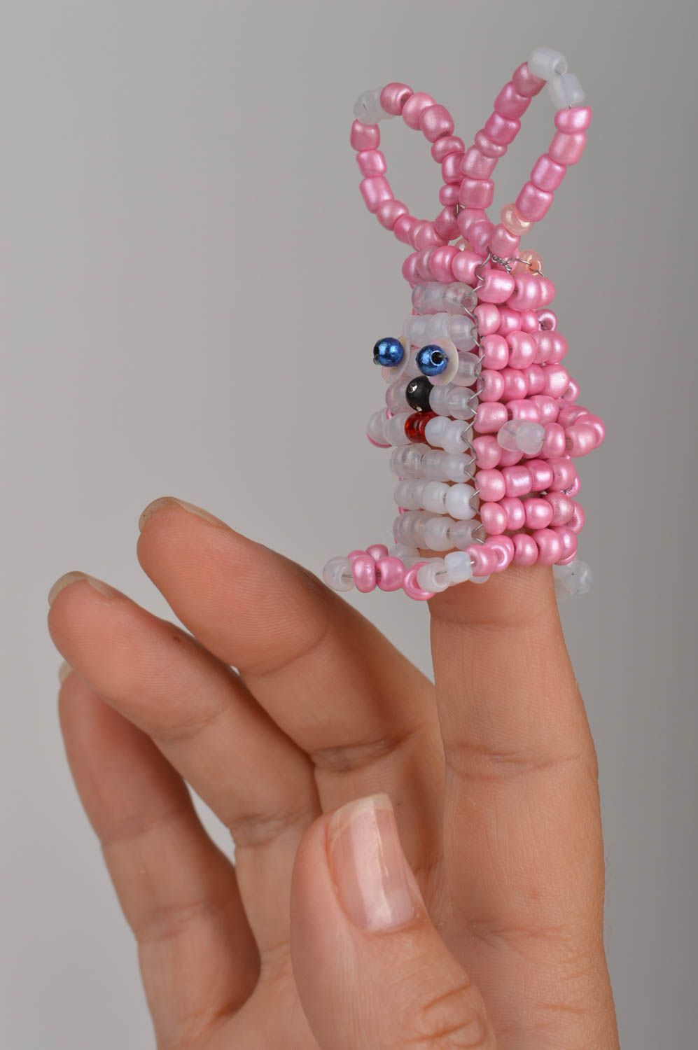 Пальчиковая игрушка заяц из китайского бисера для детей от 2х лет ручная работа фото 1