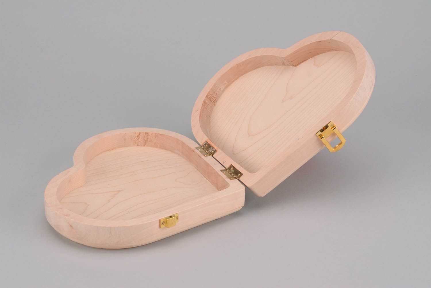Caja de madera en blanco en forma de corazón con cierre foto 1