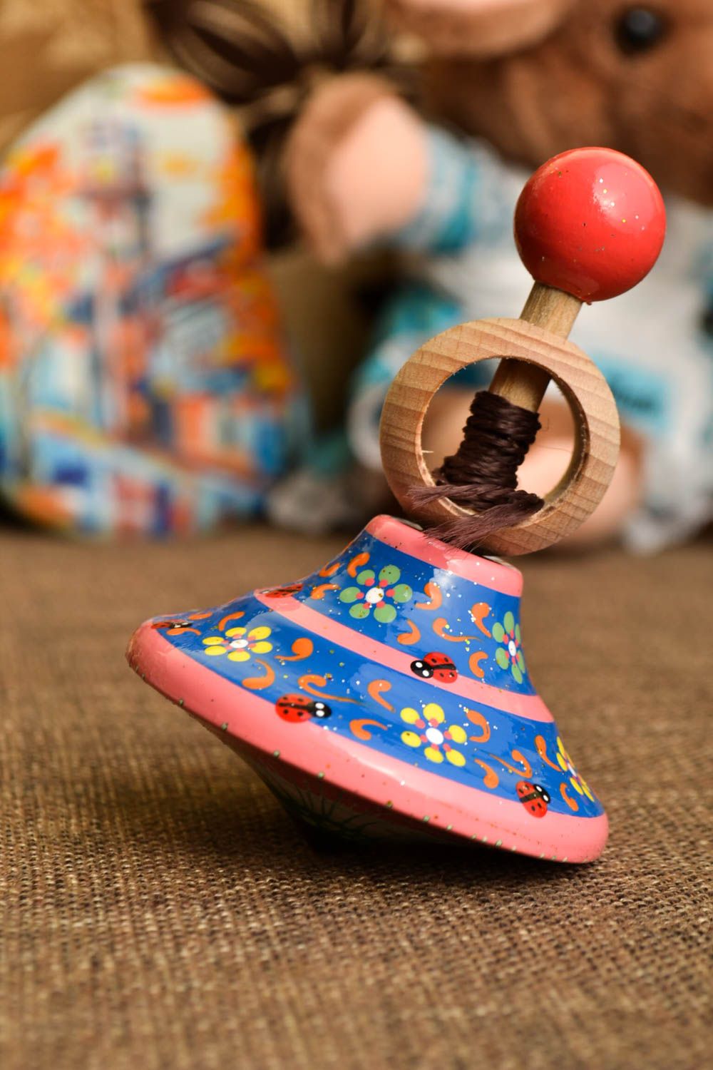Jouet Toupie en bois naturel fait main bleu-rose Cadeau enfant avec peinture photo 1