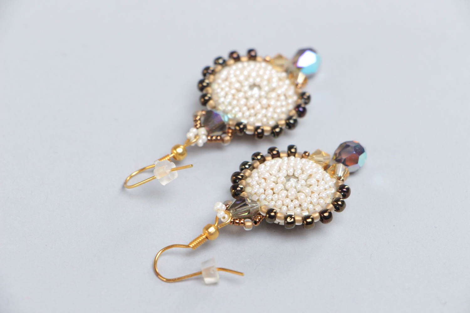 Boucles d'oreilles artisanales faites main en perles de rocaille et cristaux photo 4