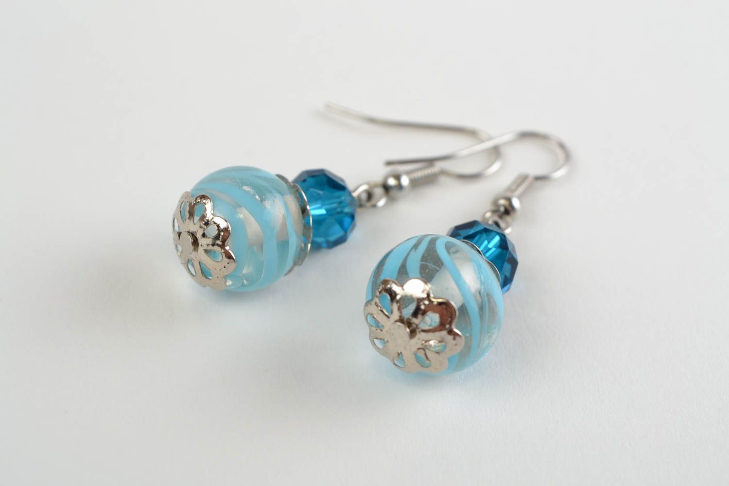 Boucles d'oreilles pendantes perles bleues de verre faites main élégantes photo 5