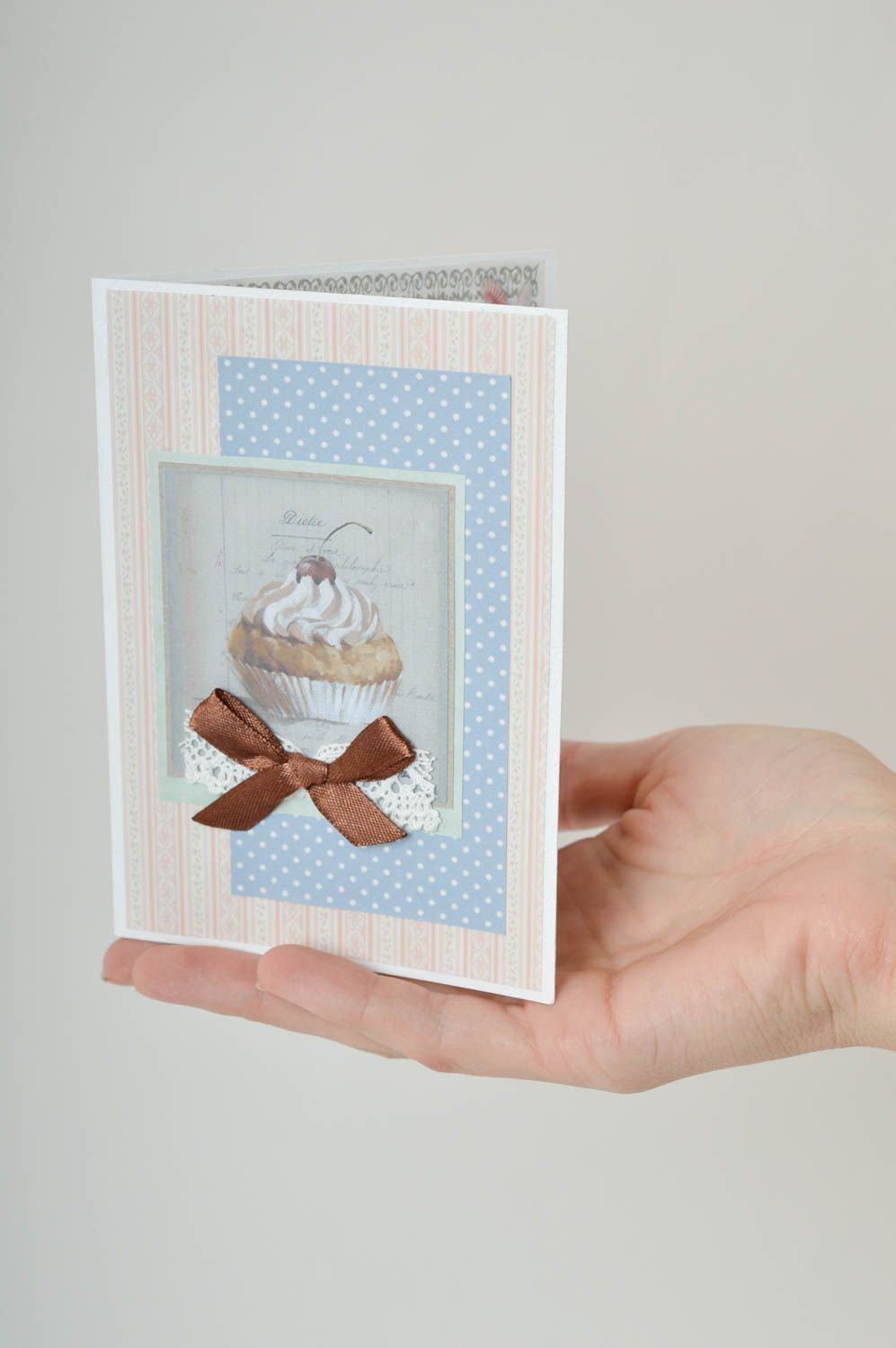 Carte de voeux faite main originale en papier avec gâteau et noeud Petit cadeau photo 5