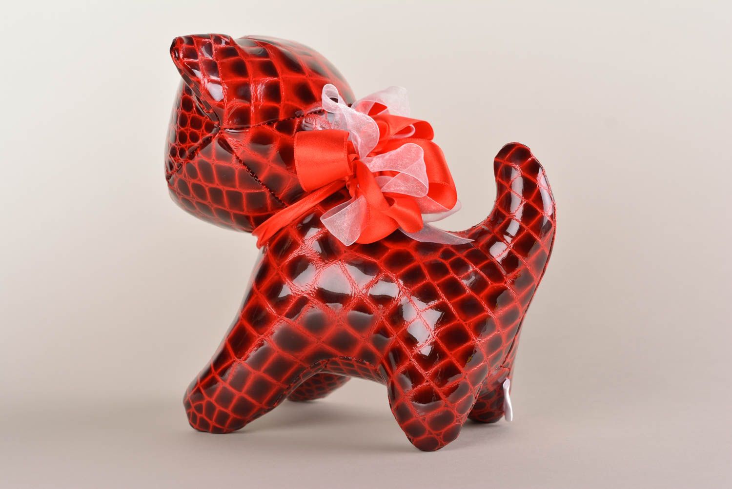 Красная игрушка ручной работы декор для дома игрушка из кожи в виде кота фото 3