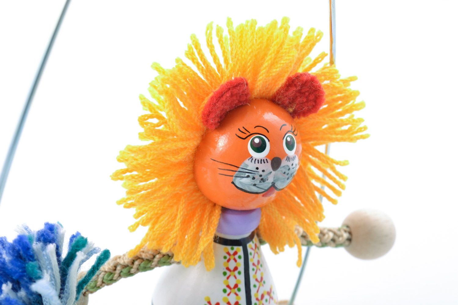 Handmade Öko Spielzeug Löwe mit Schaukel aus Holz bemalt für Geschenk foto 3