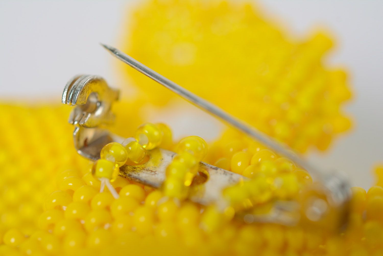 Grosse broche en perles de rocaille jaune faite main en forme de fleur photo 5