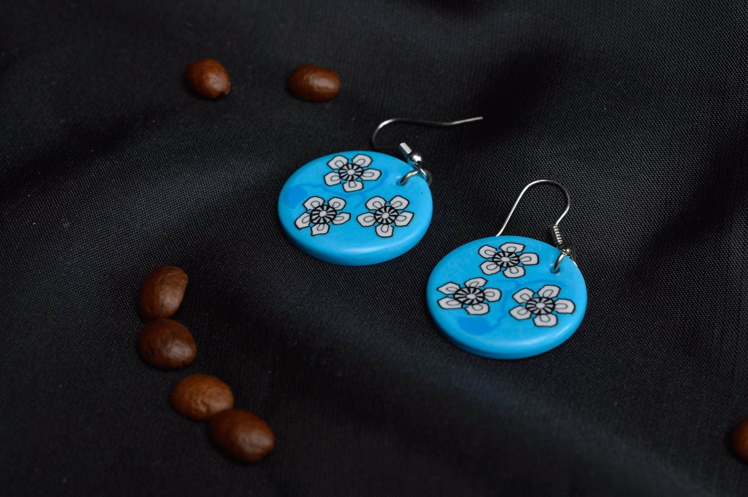 Boucles d'oreilles en pâte polymère rondes bleues à motif floral faites main photo 1