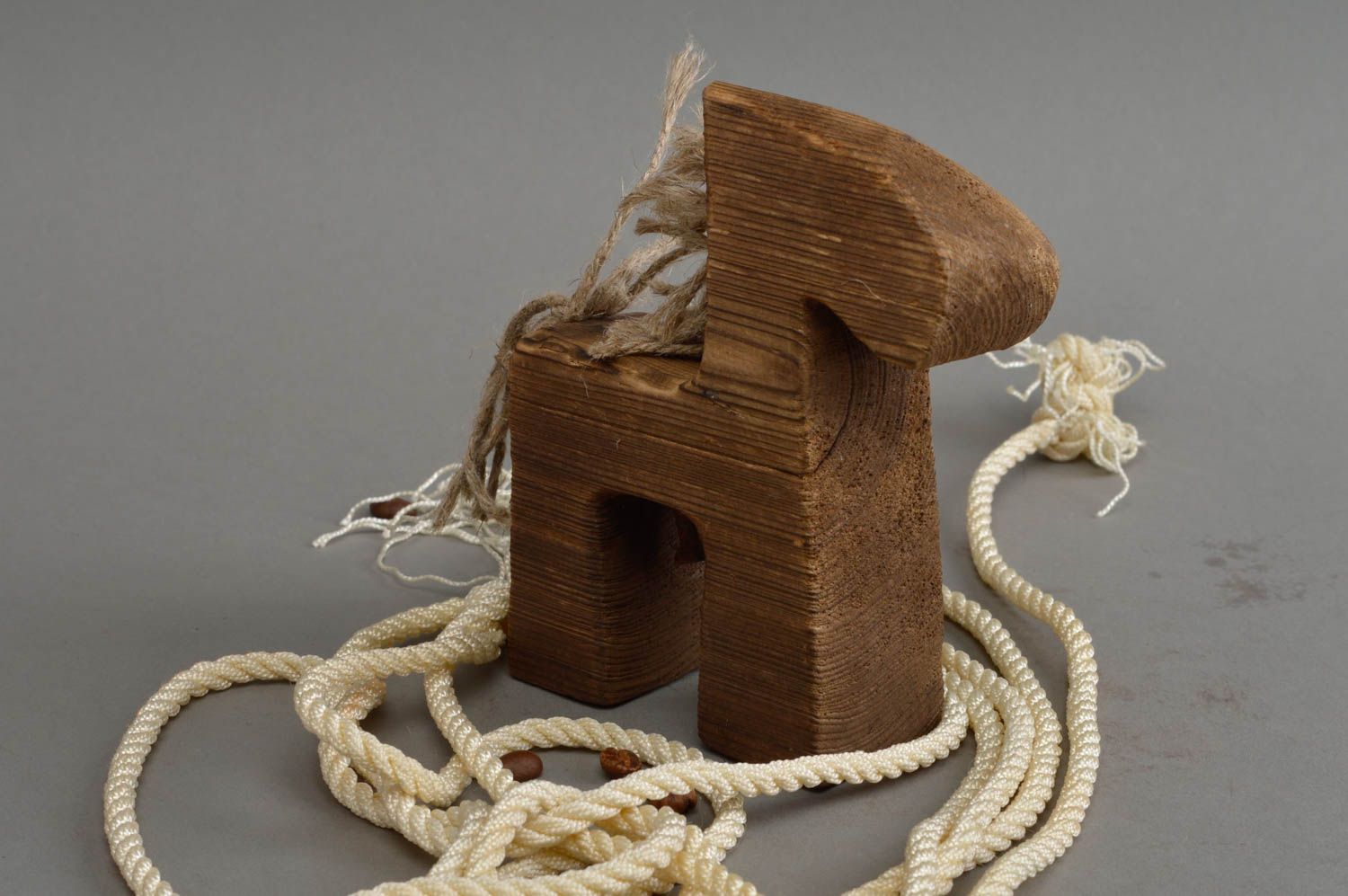 Figurine cheval en bois et cordons de lin faite main écologique marron photo 1