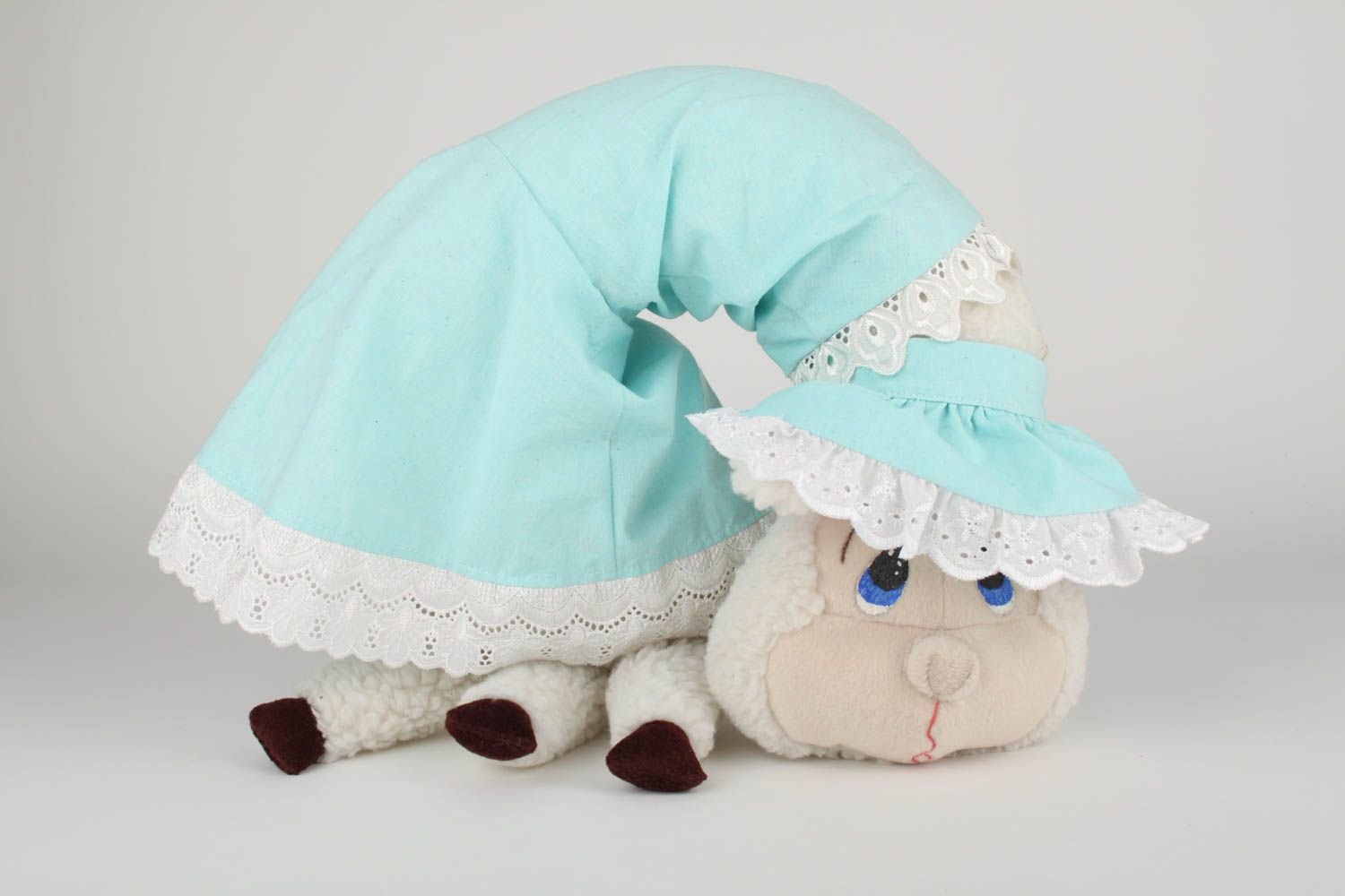 Игрушка подушка ручной работы детская игрушка диванная подушка в виде овечки фото 1