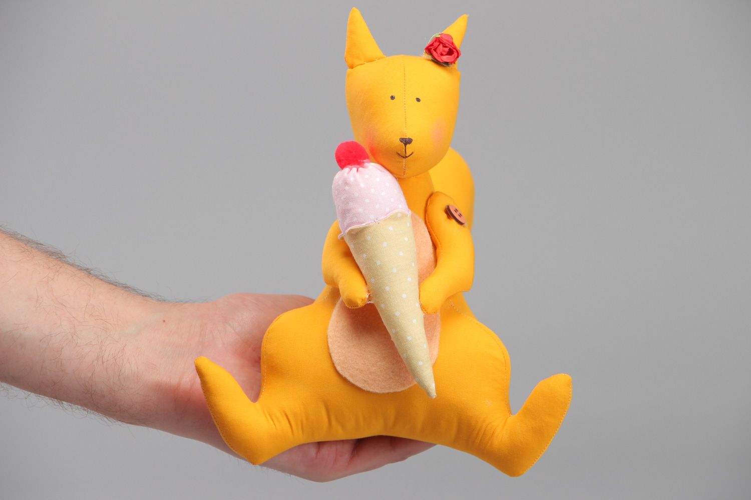 Juguete de peluche hecho a mano muñeco artesanal para niños ardilla con helado  foto 4