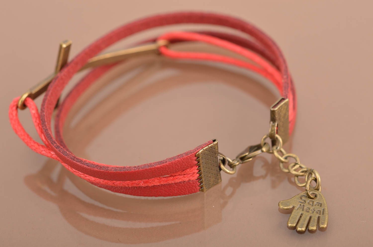 Bracelet multirang en daim rouge avec croix en métal fait main original photo 5
