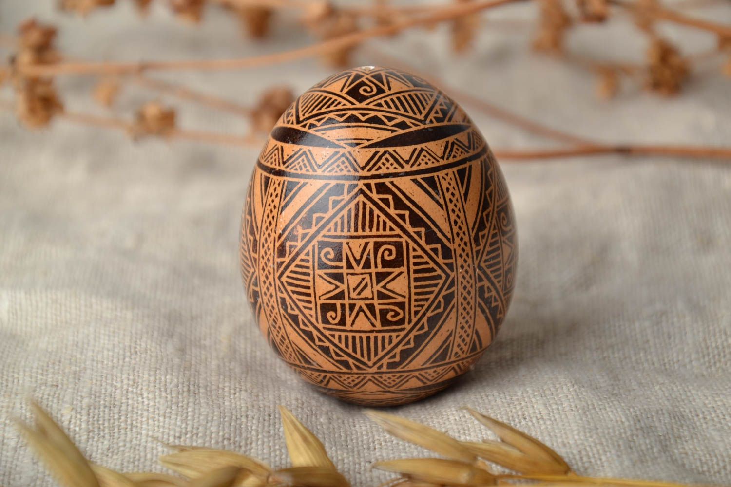 Joli œuf de Pâques peint avec ornement fait main style ethnique décoration  photo 1