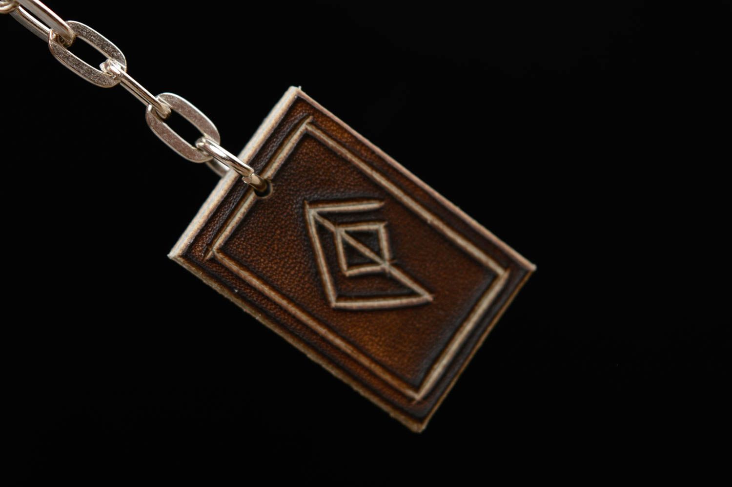Petit porte-clés en cuir naturel avec rune fait main marron rectangulaire photo 4