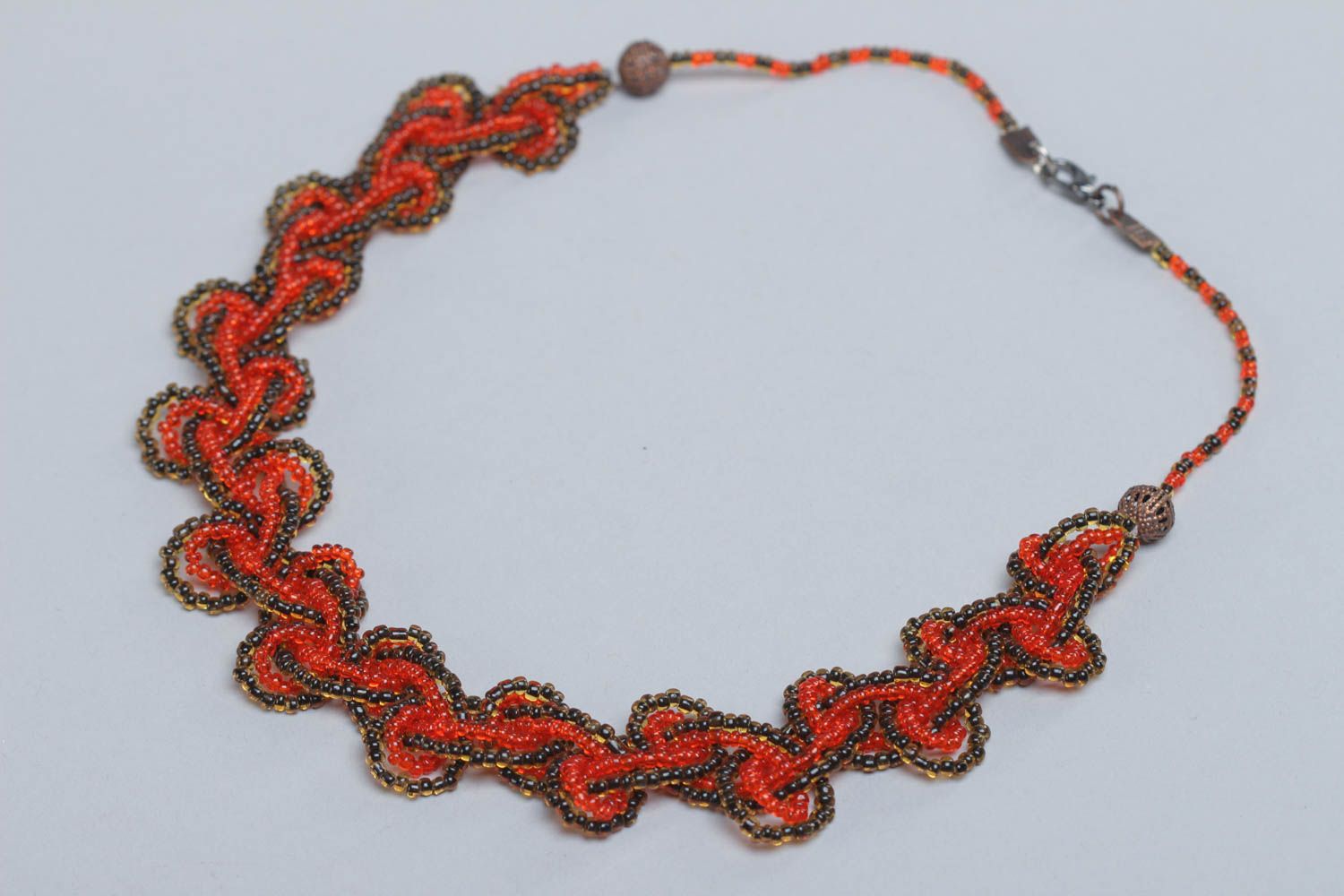 Плетеное ожерелье из бисера ручной работы нарядное красивое длинное интересное фото 2