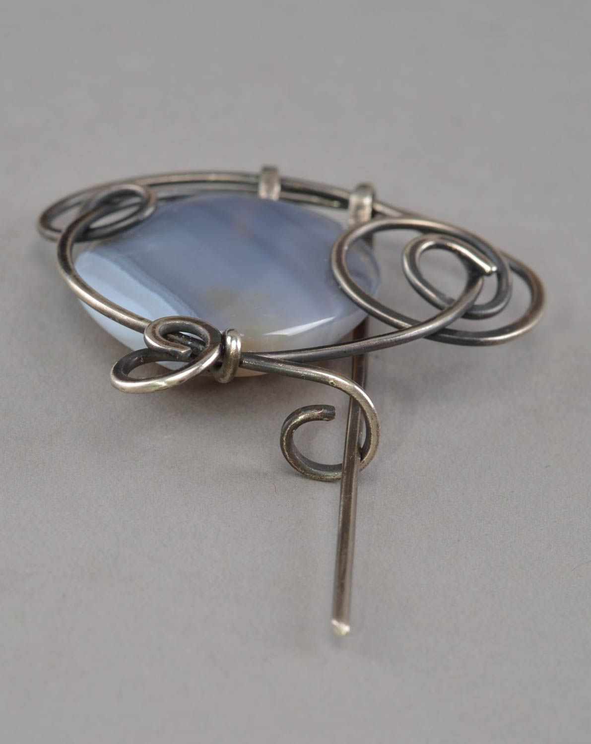 Broche en métal cupronickel avec cornaline bleu clair fait main Réflexion photo 3