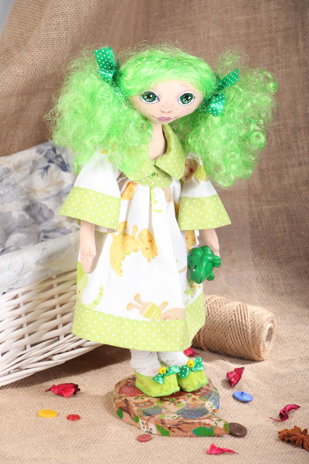 Мягкая кукла на подставке в платье из ткани Царевна-лягушка фото 5