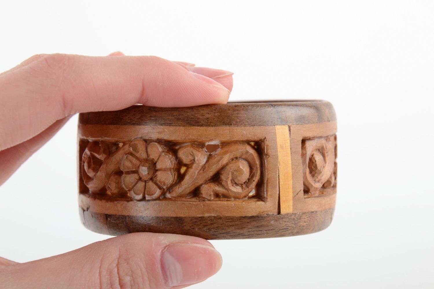 Pulsera artesanal de madera tallada en la técnica de taracea para la mano foto 4