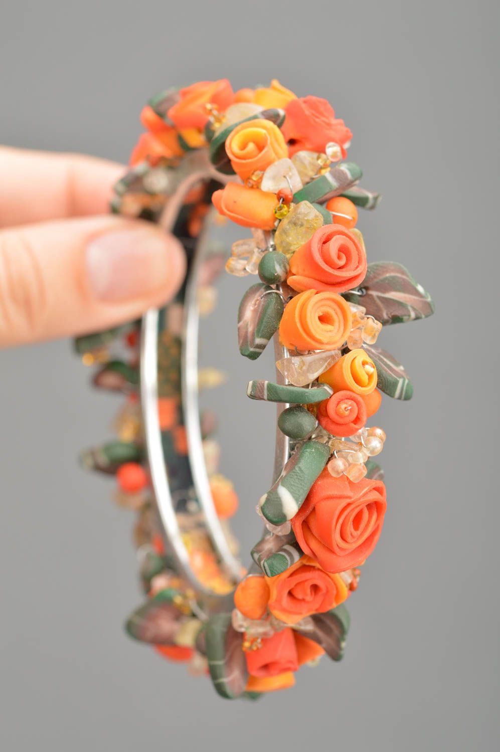 Красивый оранжевый браслет на руку с бисером и цветами из полимерной глины фото 4