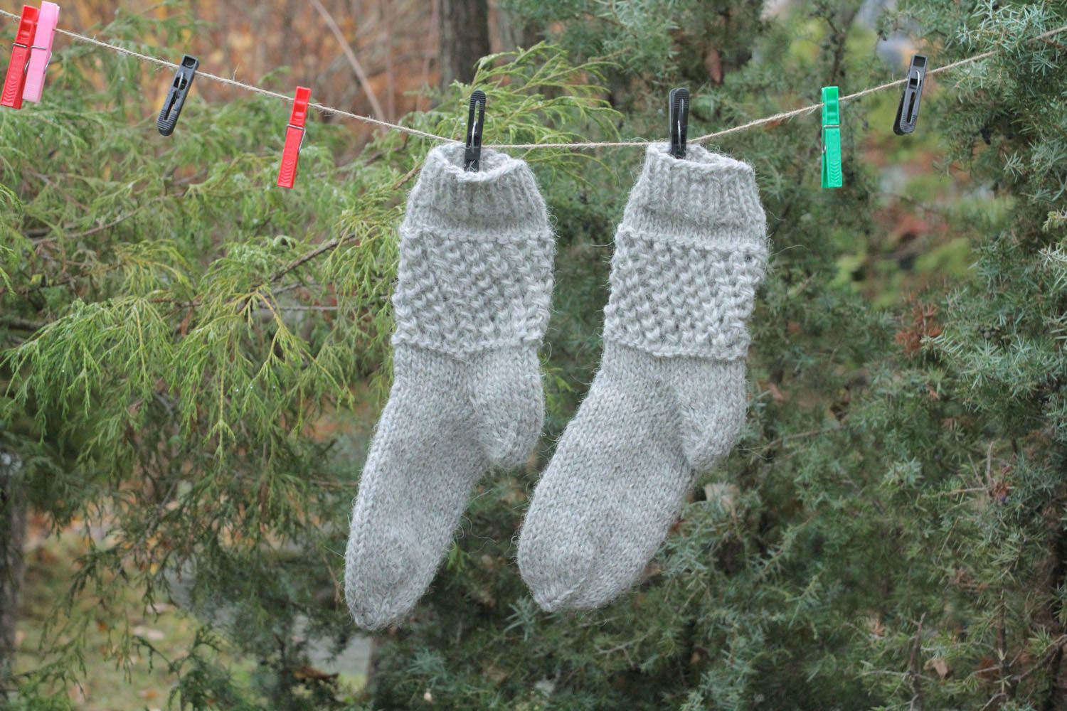 Graue Socken aus Naturwolle foto 1