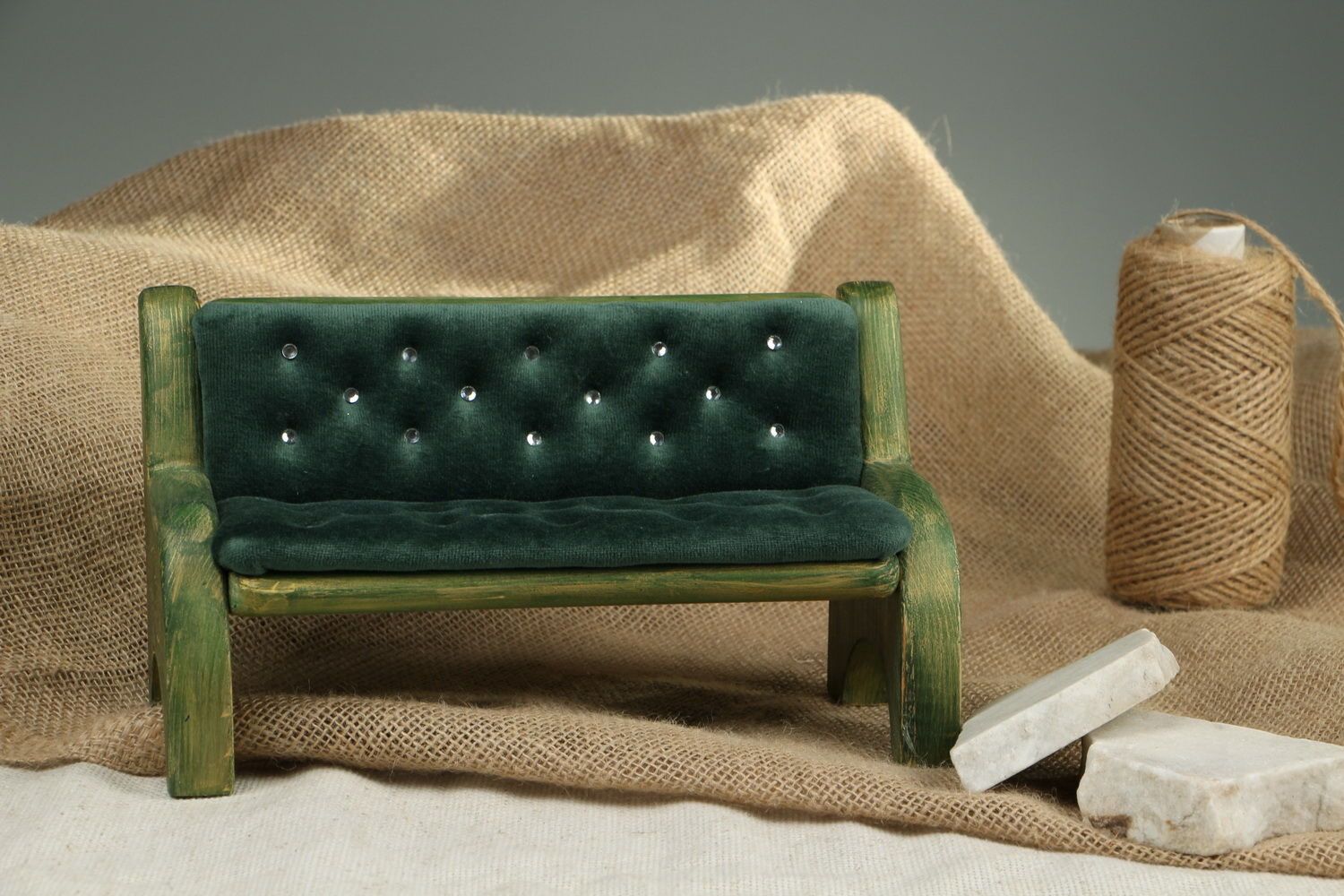 Sofa aus Holz für Puppenhaus foto 1
