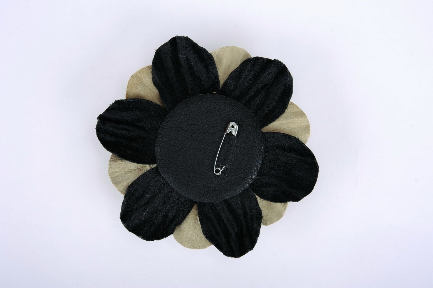 Broche volumoso de couro em forma de uma flor foto 3