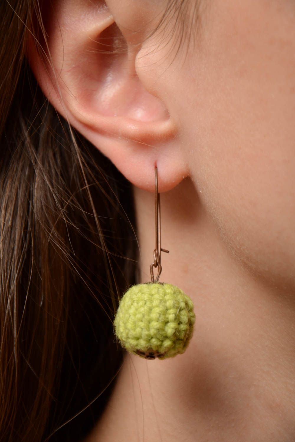 Boucles d'oreilles boules vertes recouvertes de fils en coton faites main photo 2