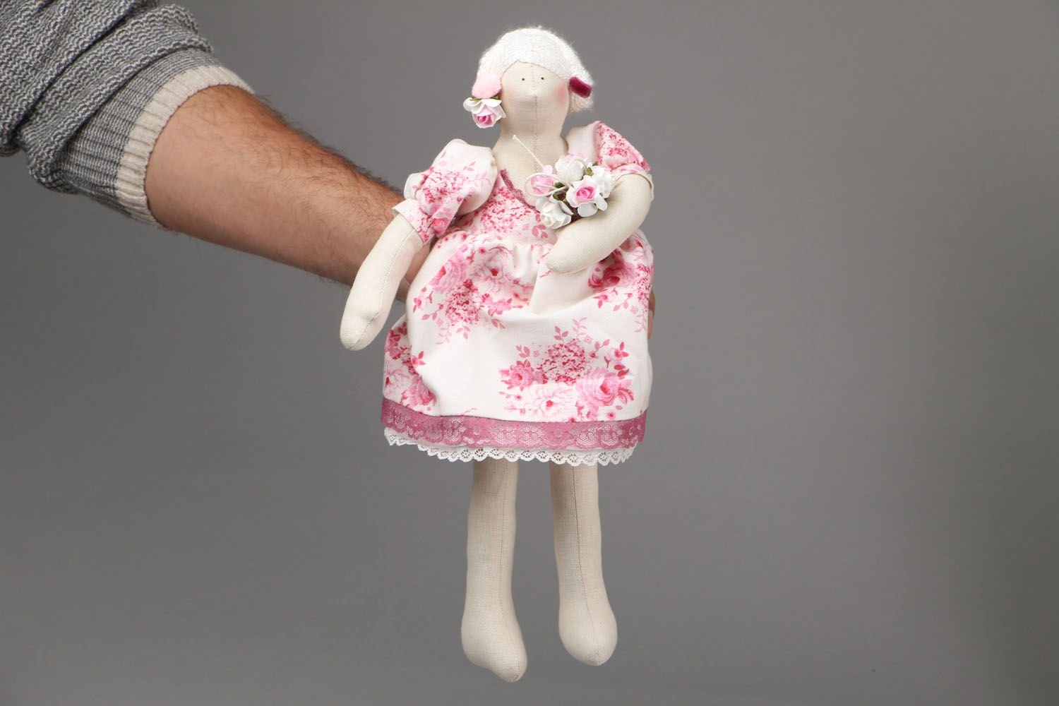 Тканевая кукла Пышка с букетом фото 3