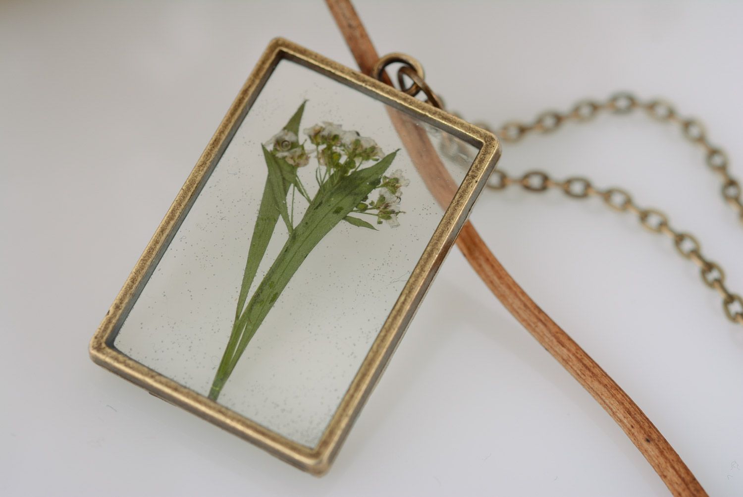 Handmade designer botanical pendant with real flower coated with epoxy and equipped with long chain photo 2
