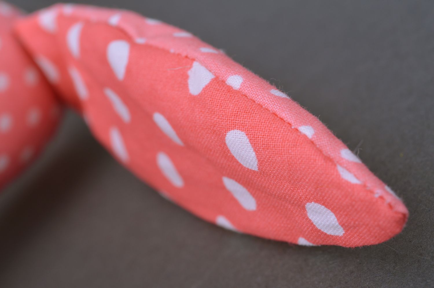 Набор тканевых игрушек зайцы 2 штуки из хлопка ручной работы розовые в горошек фото 4