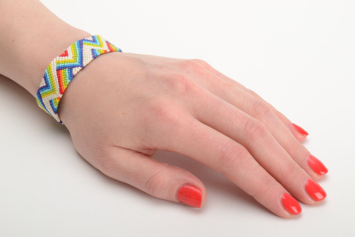 Farbiges enges handgemachtes Armband mit Ornament im Ethno Stil für Frauen foto 5
