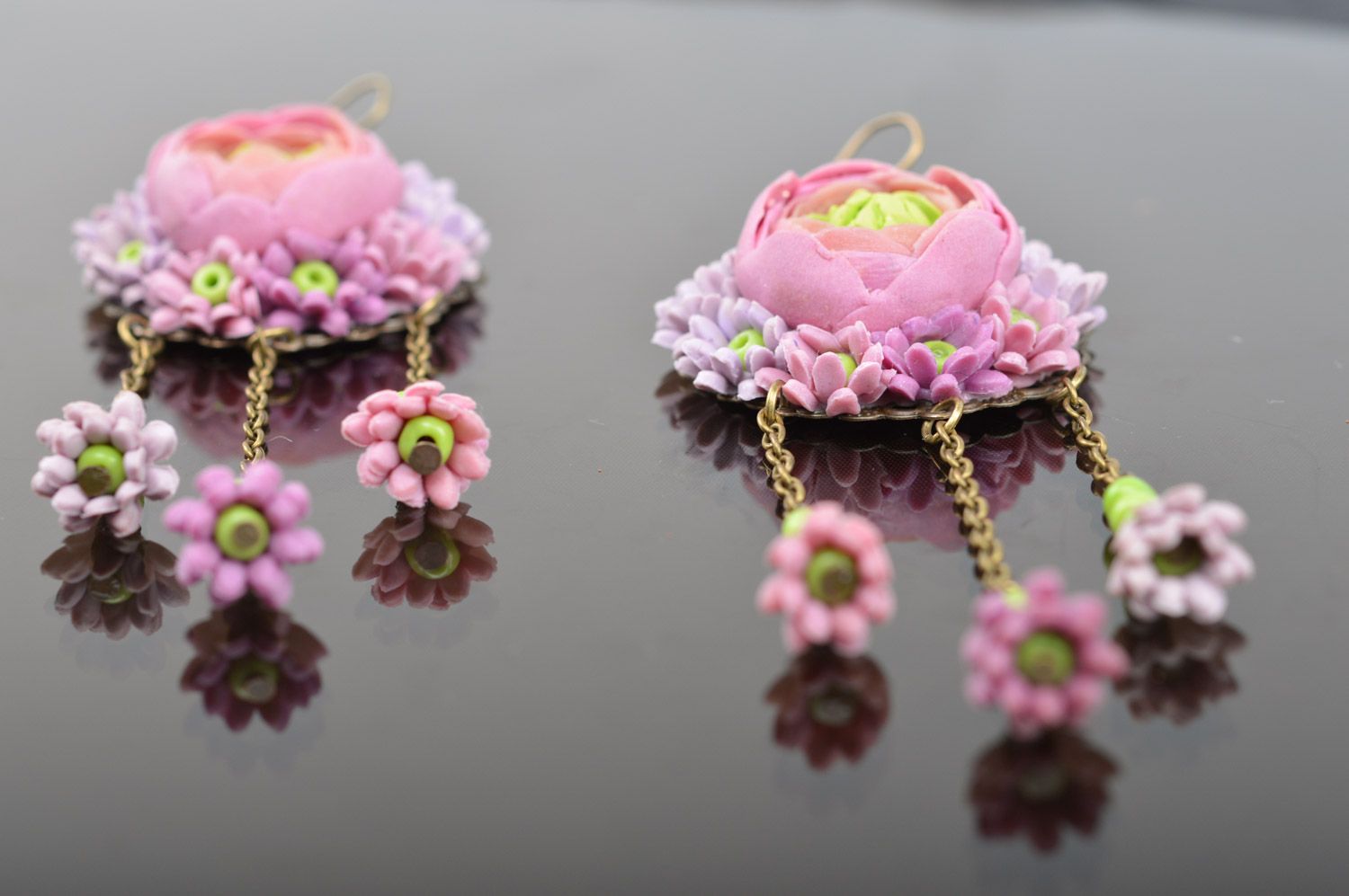 Boucles d'oreilles pendantes avec fleurs en pâte polymère mauves faites main photo 4