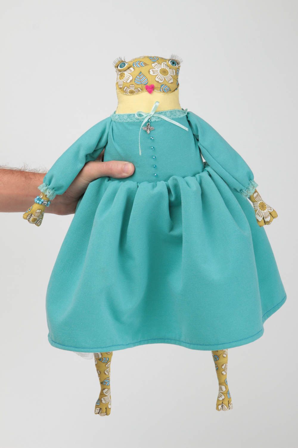 Дизайнерская мягкая игрушка ручной работы лягушка в платье для декора дома фото 5