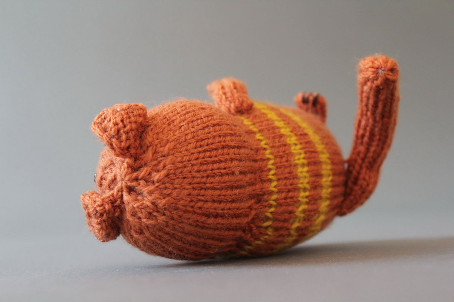 Giocattolo a maglia fatto a mano pupazzo a forma di gatto a righe a uncinetto foto 3