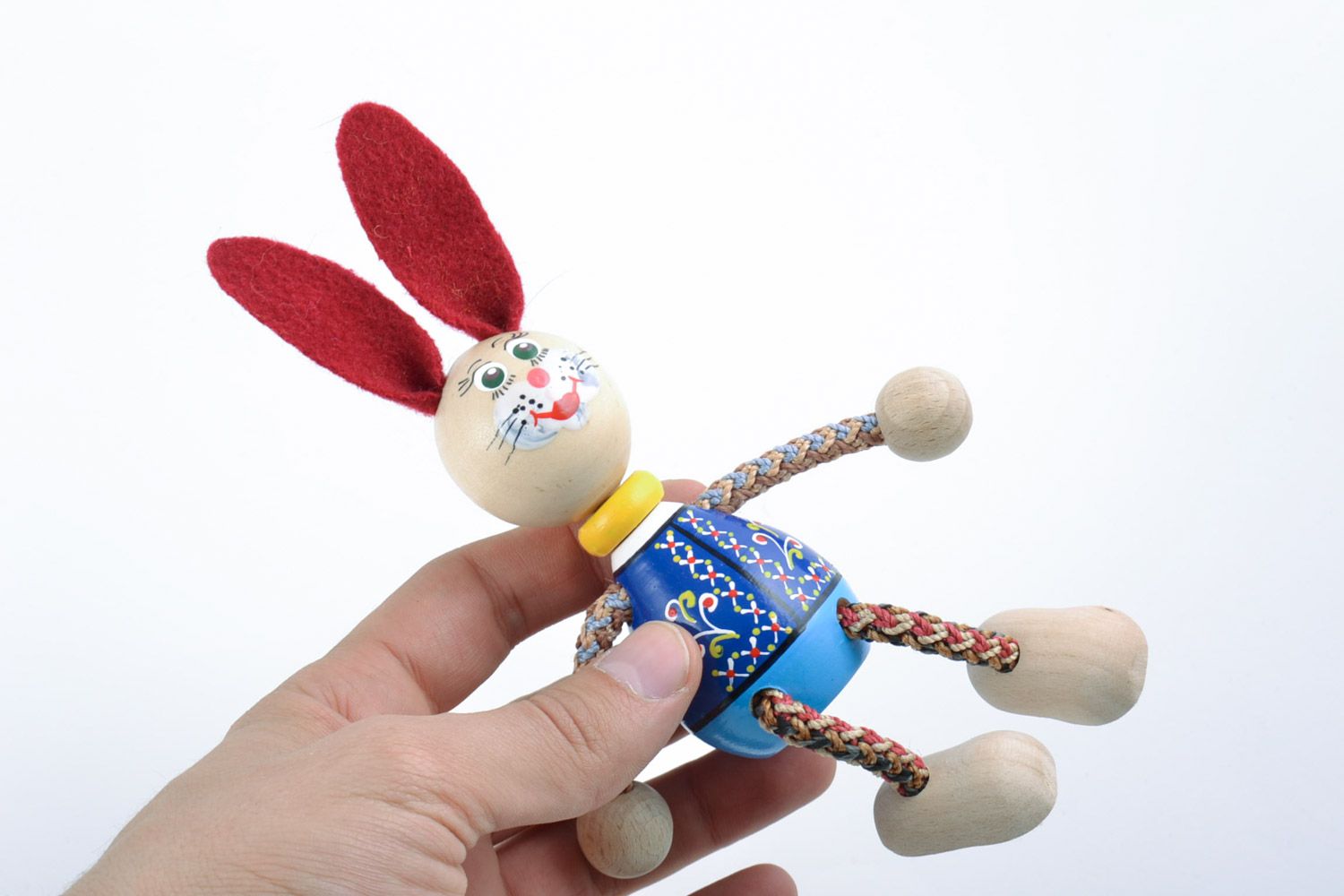 Деревянная игрушка зайчик ручной работы с росписью эко-красками для детей фото 2