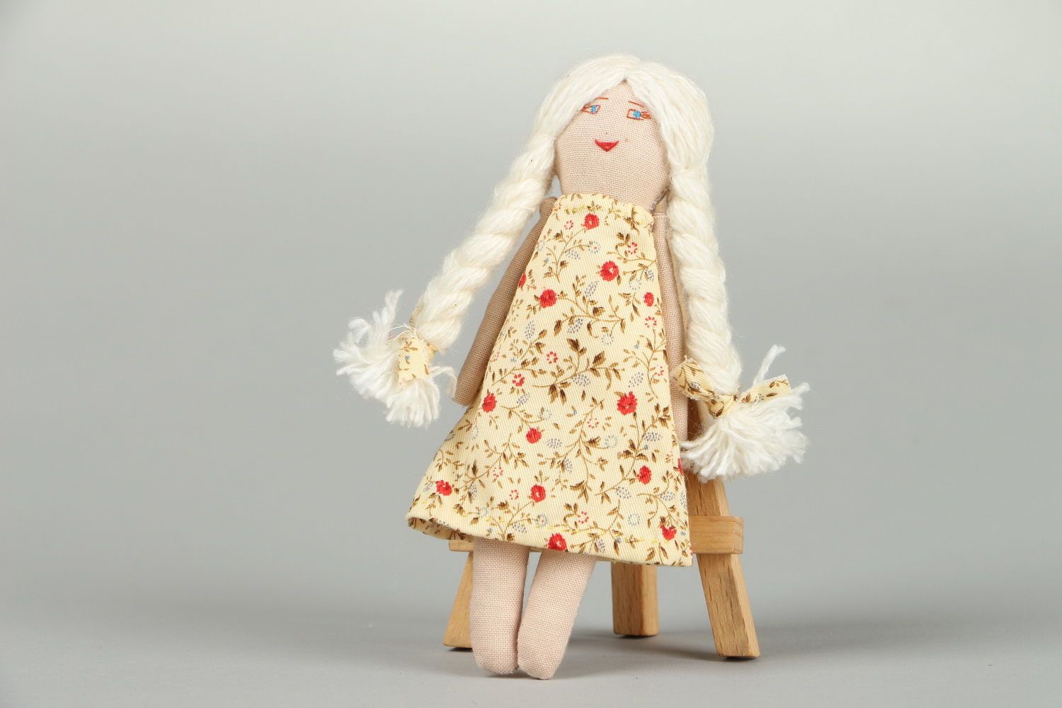 Puppe aus Baumwolle im Sommerkleid foto 2